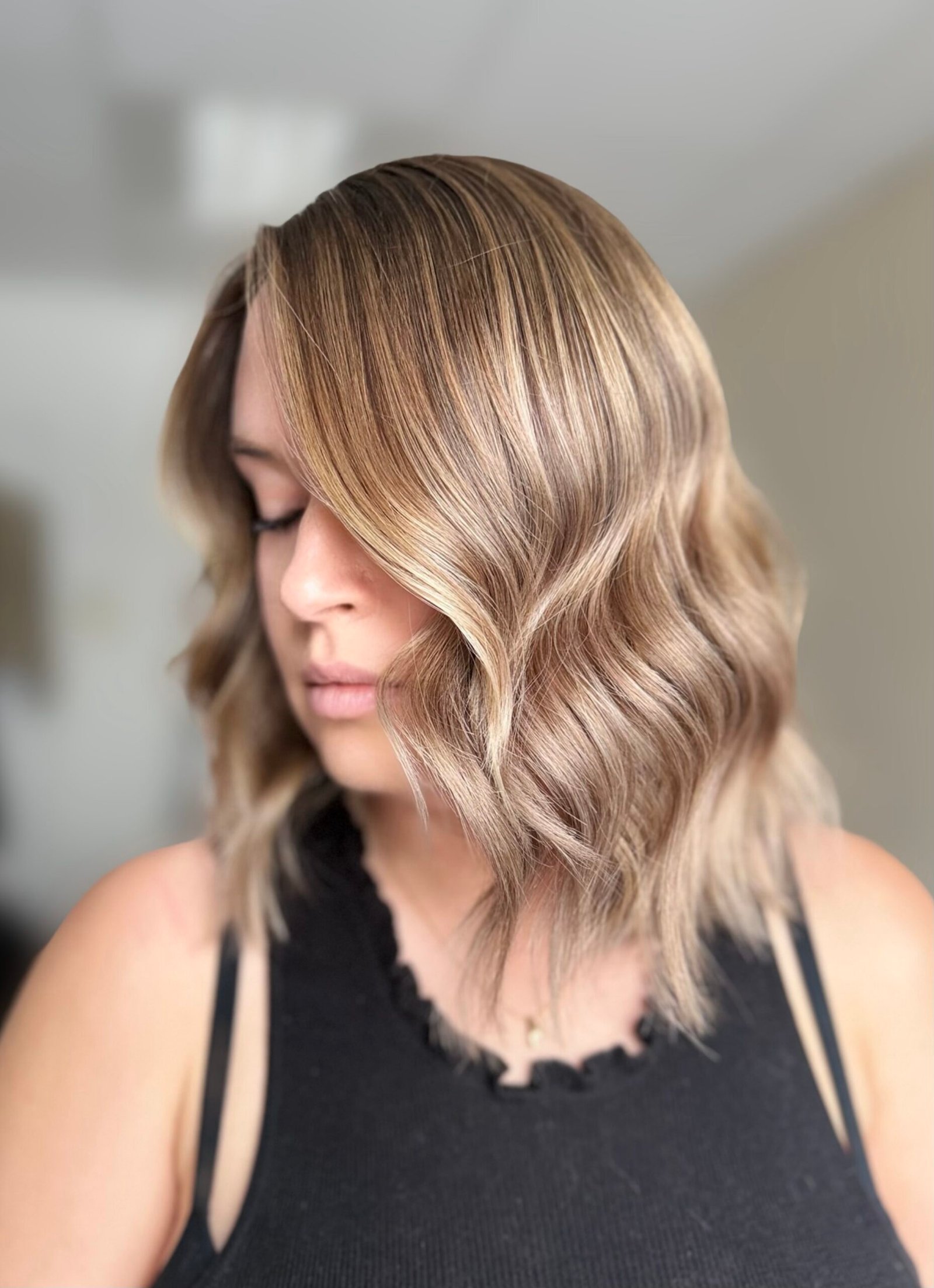 Balayage blond lumineux réalisé au salon Cocon by Léana à Chambéry