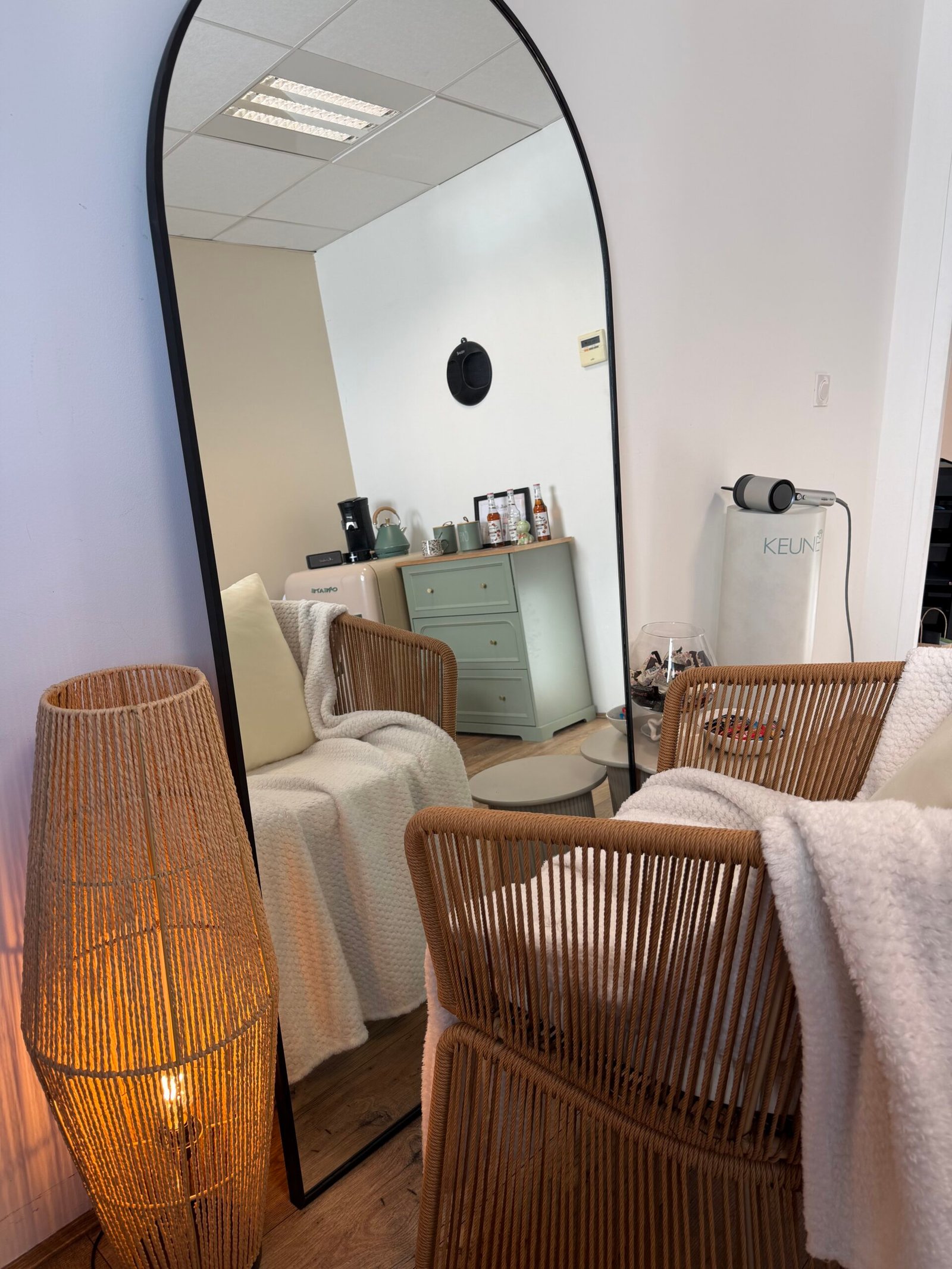 Le salon Cocon by Léana, miroir arche et fauteuils en rotin