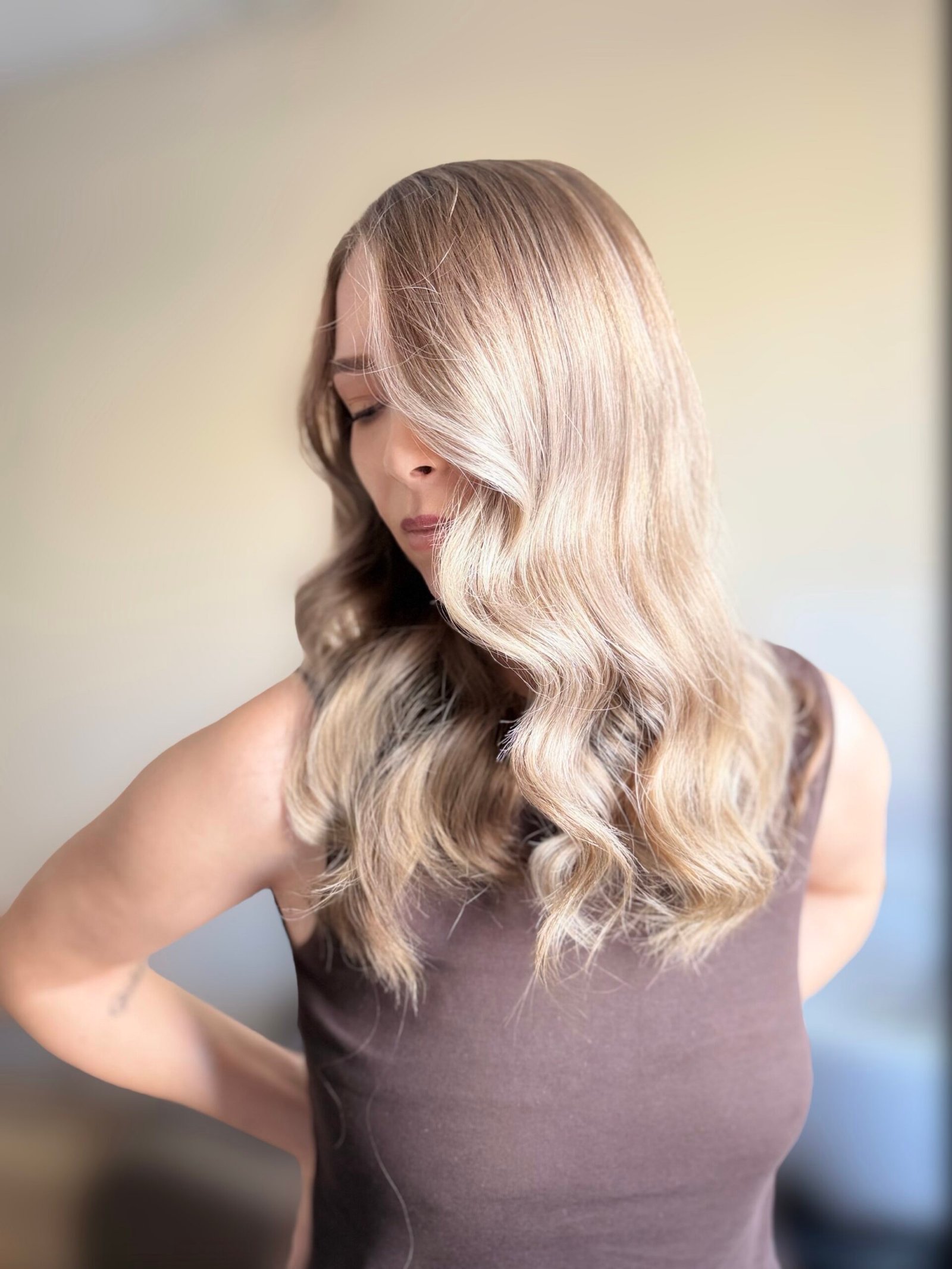 Blond lumineux et ondulations souples, salon Cocon by Léana
